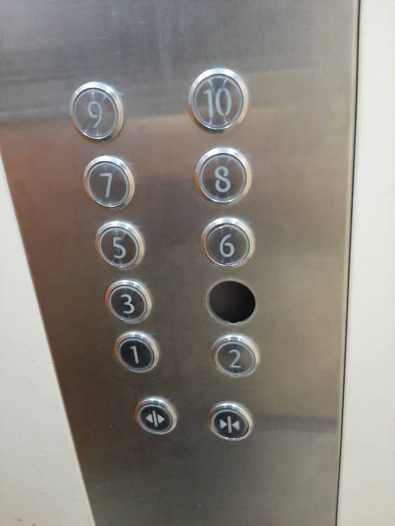 Здравствуйте! ул. Нургисы Тлендиева 44/1, подъезд 3. Отрезана кнопка 4 этажа в лифте. Мы живём с бабушкой, которой очень необходим лифт! Прошу оказать содействие.

Дом