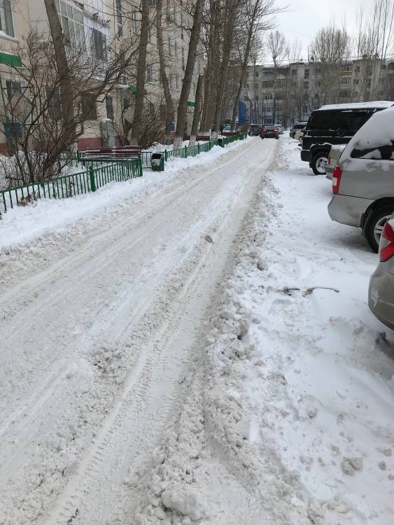 Во дворе по улице Сатпаева дом 1 много снега, машины с трудом проезжают, застревают, парковать жильцам машины тяжело и негде, КСК не как не реагирует на это, просьба оказать помощь по очистке и вывозу снега, спасибо!