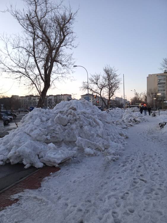 По проспекту Женис напротив музыкальной академии лежат кучи снега

Дорога