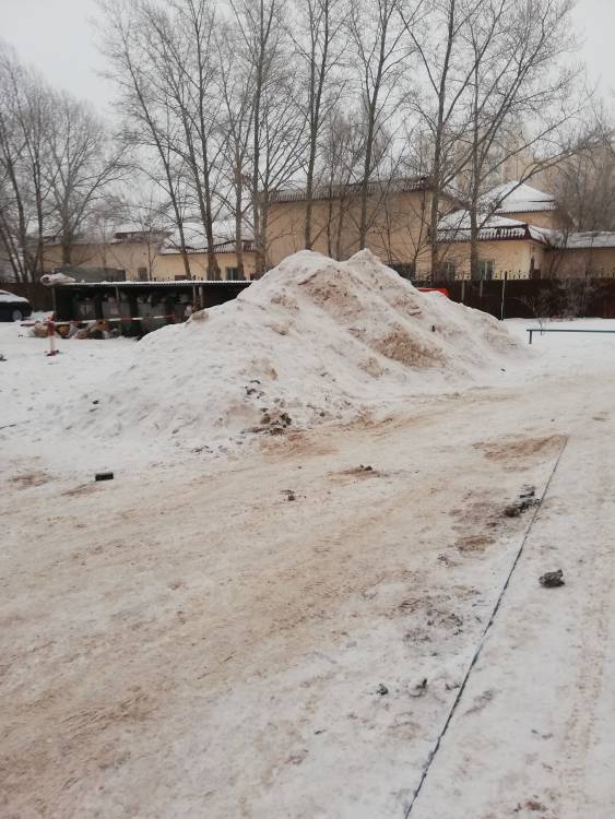 Больше 10 дней снег во дворе 

Двор: снег и гололед во дворе