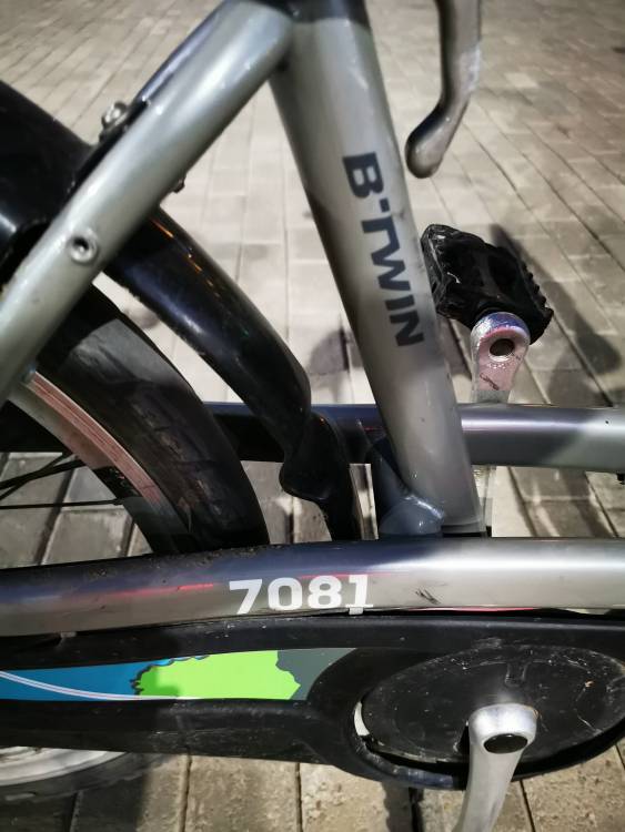 Велосипед под номером 7081 со спущеным передним колесом. Станция Ұлы-Дала Бокейхана возле жк променад Экспо..

Город