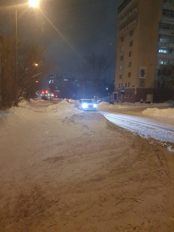 Снег по улице Джангильдина от Сырыарка до Женис, не убран,  одна полоса полностью забита снегом, нет парковки.

Двор: снег и гололед во дворе