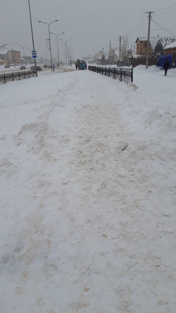 Ходить не возможно с коляской вообще ужас, ещё и много взрослых людей здесь проходят, очистите от снега пожалуйста.