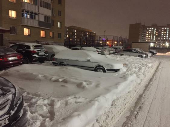 Снег на парковочной зоне. Негде ставить машины

Двор: Снег и гололед во дворе