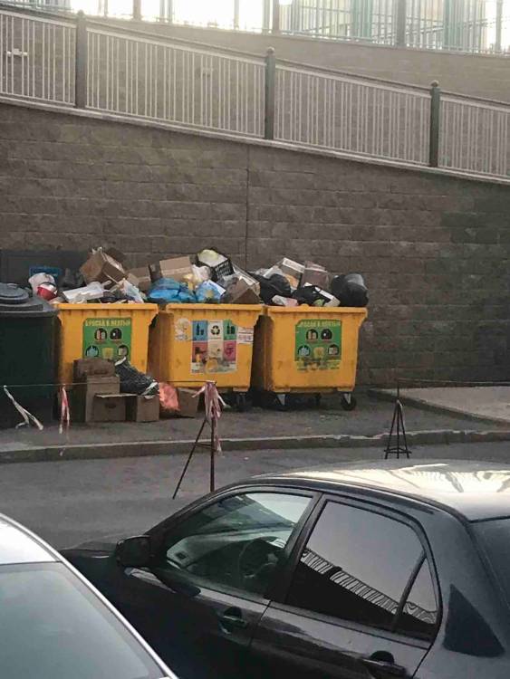 Сзади дома Мангилик 54 не вывозят мусор из желтых контейнеров

Двор: Несвоевременный вывоз мусора