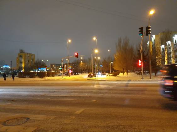 Здравствуйте,  на пересечении улицы Ташенова и переулка Ташенова, светофор работает не исправно. Часто все красные горят не включается зелёный. 

Дорога: неисправный светофор