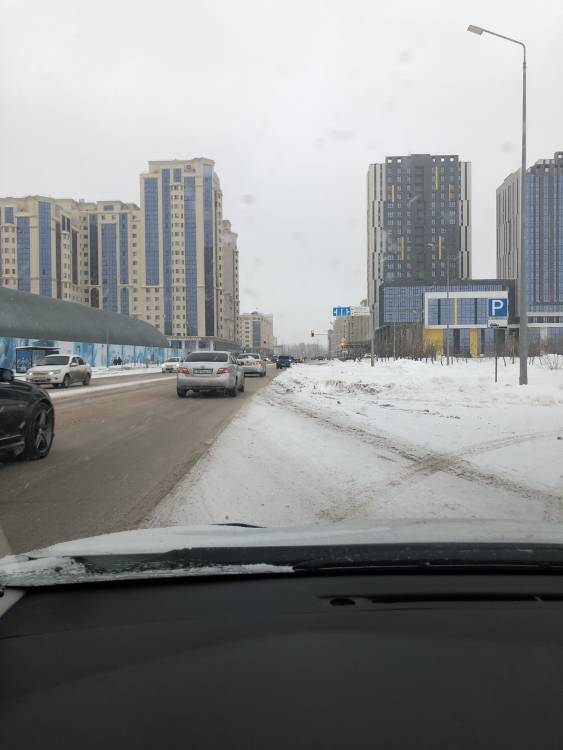 Улица Орынбор, близ пересечению с Туркестан. Снег лежит уже месяц на полтора полосы. Уберите снег с крайней полосы!!!