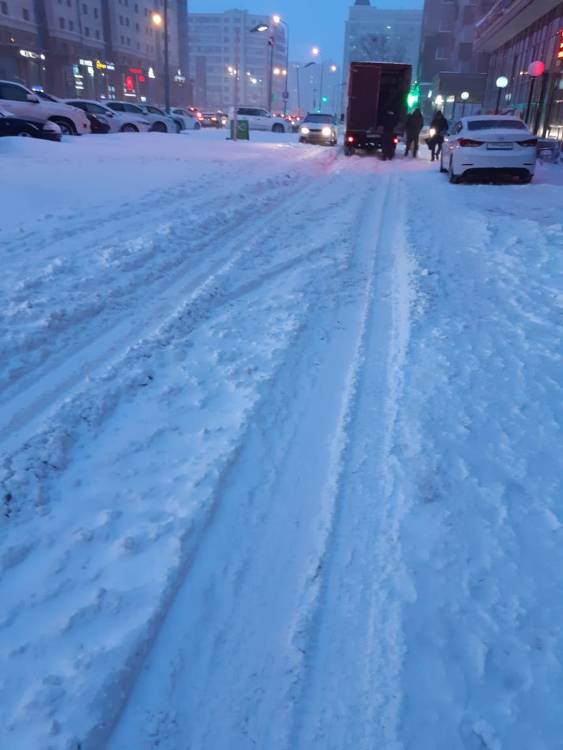 Прошу почистить снег , замело дороги вокруг дома.

Дорога: снег и гололед на дороге