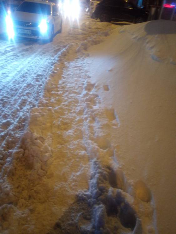 Здравствуйте, все парковки и тротуары завалены снегом. Прошу расчистить снегоуборочной техникой.

Дорога: снег и гололед на дороге