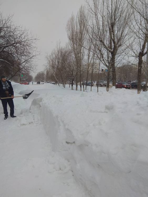 Завалило снегом тротуар. Большие сугробы. Невозможно пройти.

Дорога: снег и гололед на дороге