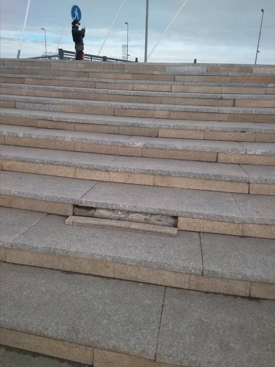 На мосту по Кабанбай батыра, на лестнице отвалилась плитка. Сейчас, когда людей нет, самое время её починить, всё успеет застыть и закрепиться нормально. Заранее спасибо!

Парк