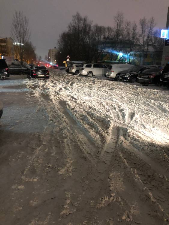 Просим очистить от снега улицу С. Рахимова, на дороге образуются заторы, дорога сузилась, может проехать только одна машина, образовалась каллея. 
Также просим установить освещение, в ночное время очень темно. 