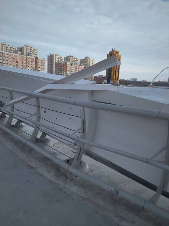 На мосту Атырау сломана балка внешней облицовки. При сильном порыве ветра её и вовсе может оторвать. Почините, пожалуйста.

Парк
