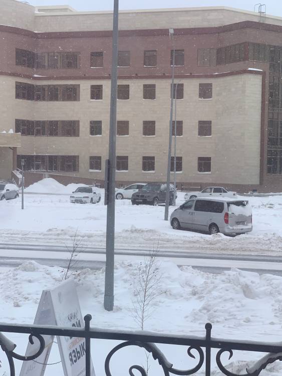 По улице Орынбор, между проспектом Мангилик ел, и Туркестан все парковки завалены снегом, никто не чистит, только засыпают сверху