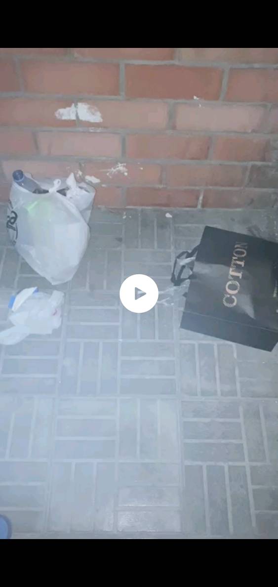 Жители кв.548 Амангельды Иманова д.41 неоднократно оставляют мусор в подъезде. Прошу принять меры в соответствии со ст.434 КОАП

Подъезд