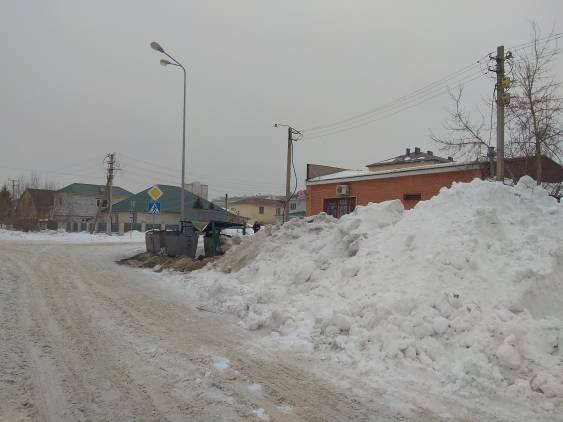 Просьба вывести снег на проезжей части по ул.Манатау. Большая куча. 

Дорога: снег и гололед на дороге