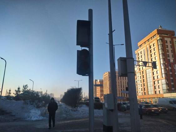 Не горит зеленый сигнал на пешеходном светофоре, на пересечении  Момушылы и Тауелсиздик. Светофор что ближе к гостинице Ибис