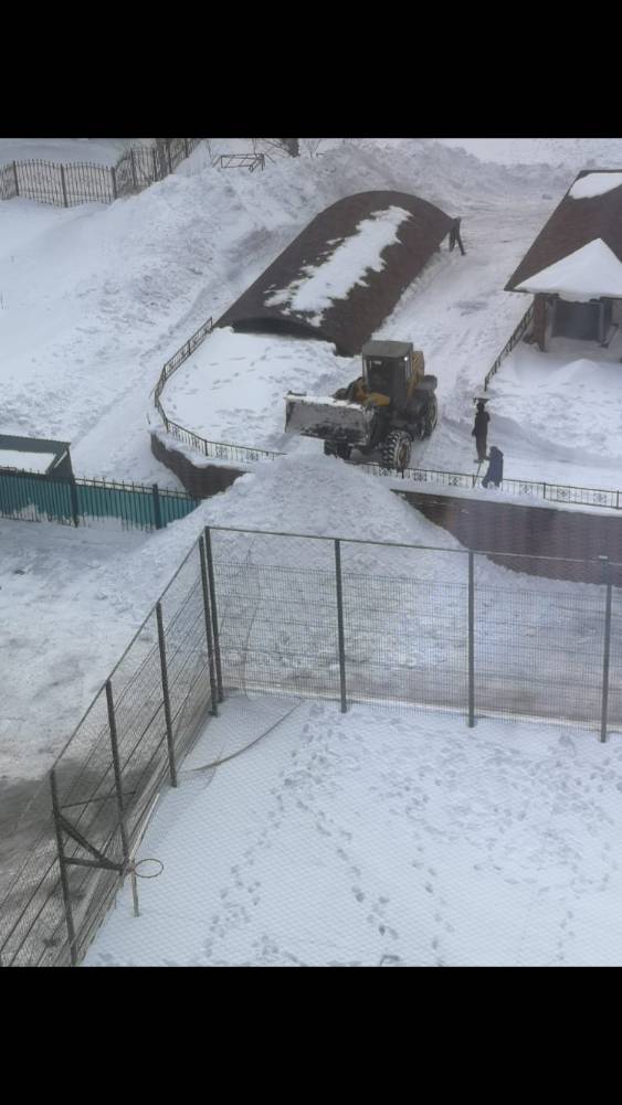 Администрация Жилого комплекса G-park Premium, адрес : Сауран, 18/1, при очистке своей территории скидывает снег на территорию ЖК Арнау Премиум, эта куча снега так и лежит более недели