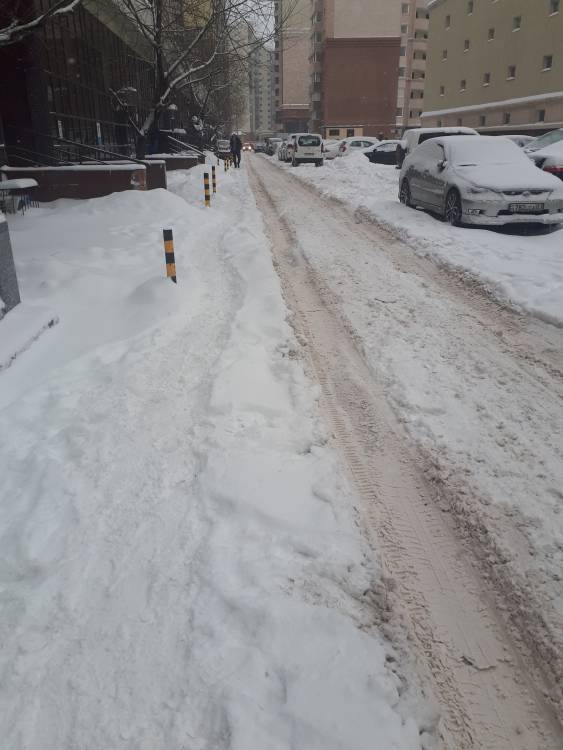 Просим очистить дорогу от снега вокруг ЖК Акжайык 

Дорога: снег и гололед на дороге