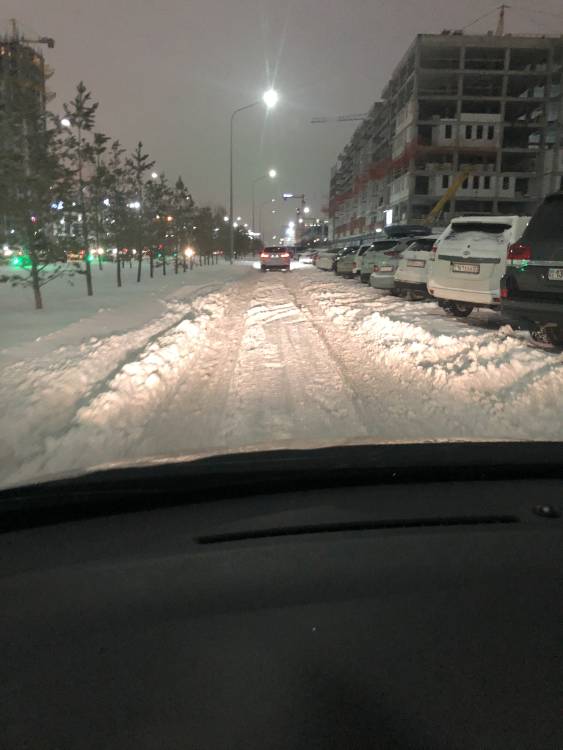 Добрый вечер, вдоль дороги Мангилик Ел 48 в кармане снега очень много, бьет по низу машины и по бокам куча снега

Дорога: Снег и гололед на дороге