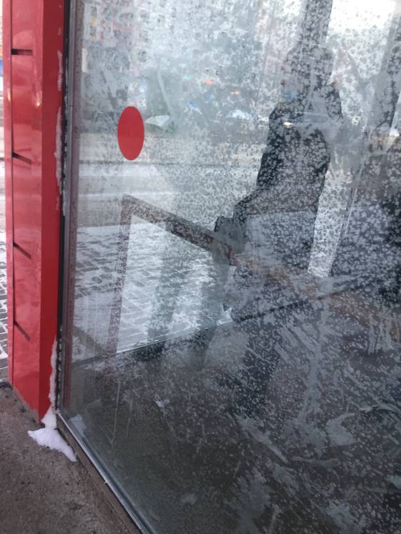 Улица Сыганак (бывшая е-10) остановка Шыгыс , не работает ни Камера , ни кондиционер , замёрзшие окна и двери . Дверь не закрывается полностью . 
