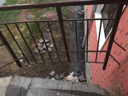 На доме по адресу ул. Кошкарбаева 42 сломаны перила подъезда. Детям опасно находиться рядом, можно упасть.
