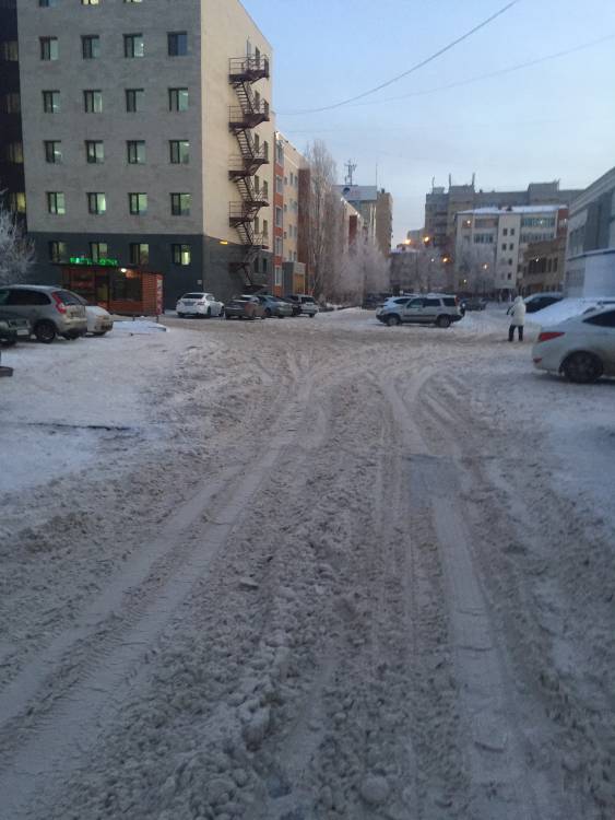 Пожалуйста уберите снег, ходить тяжело и опасно,так как это небольшая дорога.С утра там много машин,поэтому мешкать нельзя,нужно быстро пройти.Но из-за количества снега и льда под ним тяжеловато.