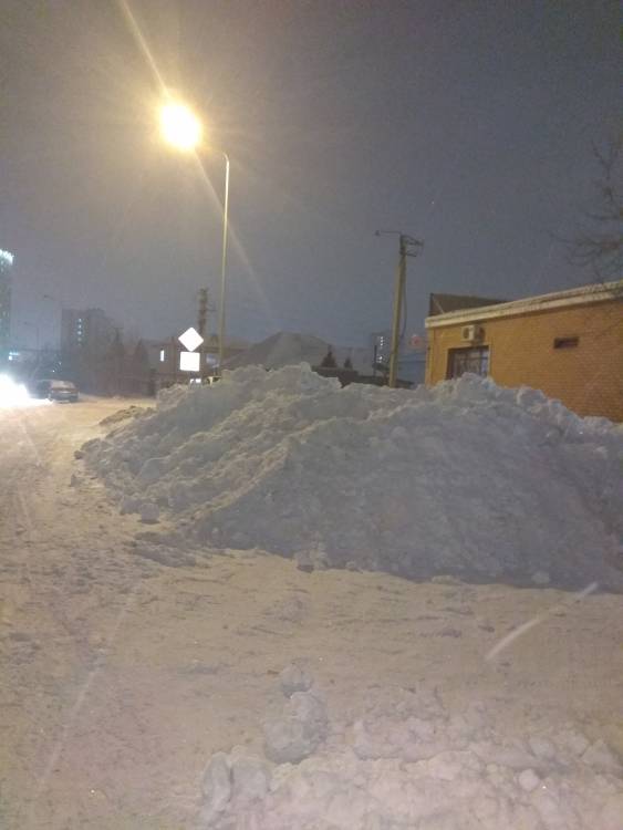 Не вывозят снег по ул.Манатау. большие кучи снега вдоль улицы, из-за чего трудно проехать машине. 

Дорога: снег и гололед на дороге
