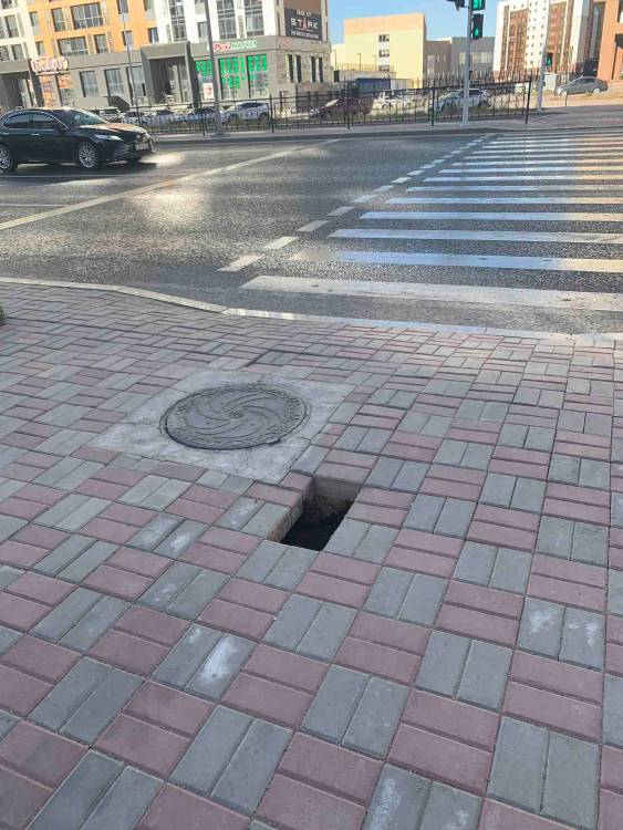 Дырка возле пешеходного перехода

Дорога: Некачественная укладка плитки на тротуаре