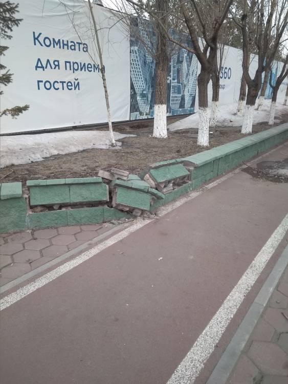Левый берег, сразу за остановкой "Улица Динмухамеда Кунаева" у велосипедной дорожки разбиты блоки бордюра. Можно ли это исправить? Заранее спасибо!

Дорога