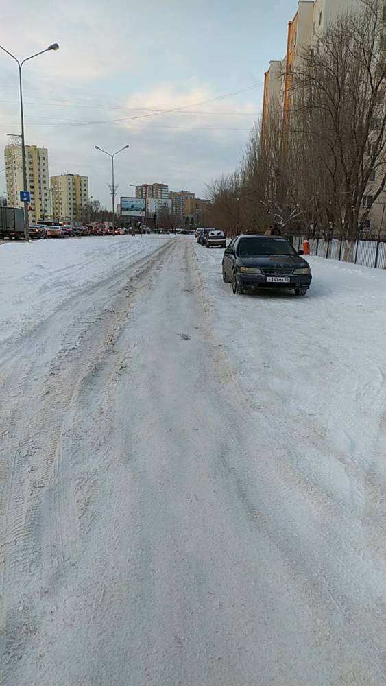 По улице Жумабаева возле Института ЕАИГИ, образовалась колея, от автомобилей, многим авто трудно проезжать. 