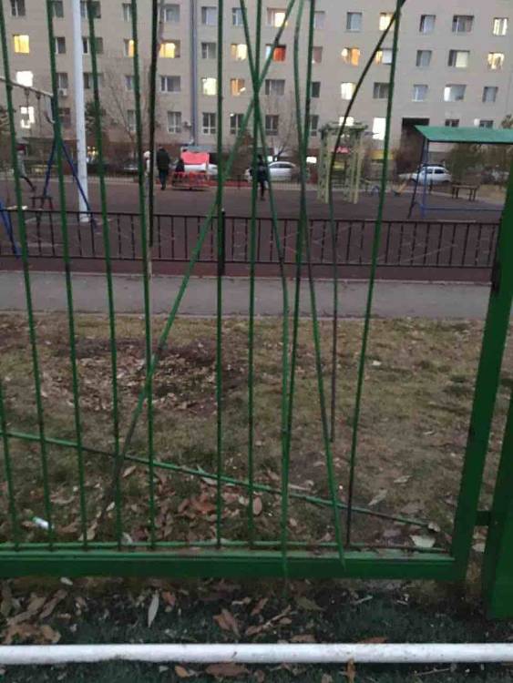 На детской площадке в ЖК Инфинити-1 торчат штыри с забора футбольного поля, просим устранить так как это небезопасно и травмоопасно для детей.

Двор: Сломана детская площадка